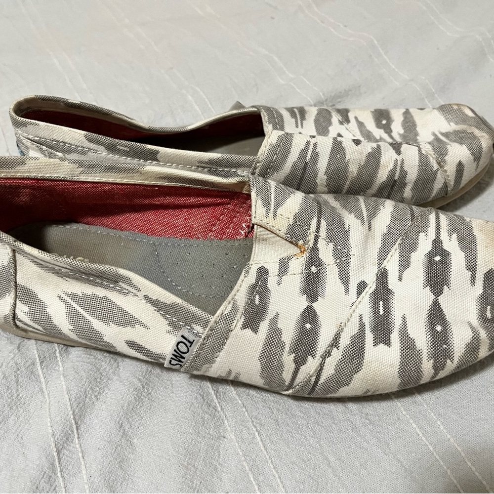 Toms classic slip ons in gray/white ikat